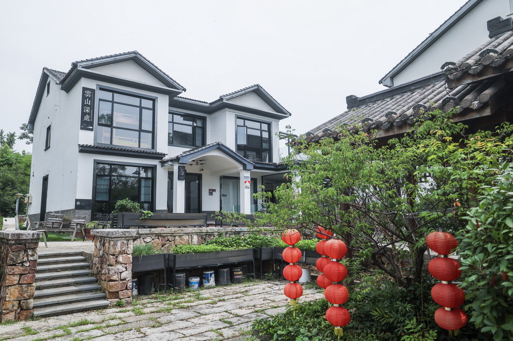7月16日拍摄的长兴县煤山镇仰峰村特色民宿。新华社记者 徐昱 摄