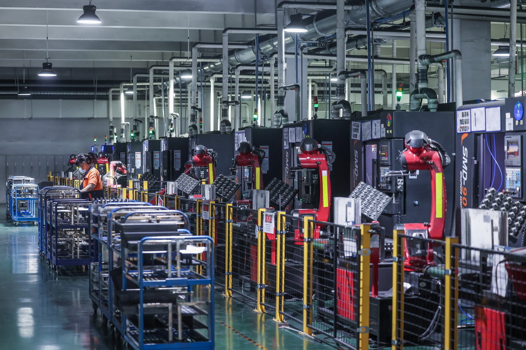 7月16日，长兴县煤山镇浙江华熔科技有限公司车间，自动化生产线在加工石墨双极板。该公司是国家级专精特新小巨人企业，产品主要运用于光伏、氢能、半导体、消费电子领域。新华社记者 徐昱 摄