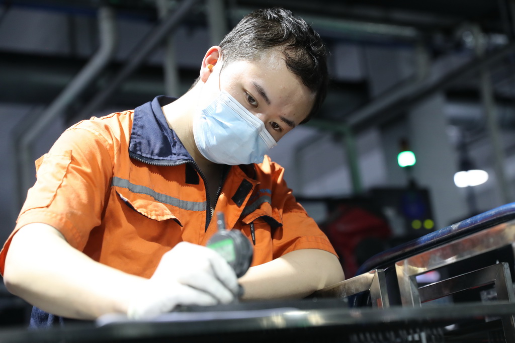 7月16日，一名工作人员在长兴县煤山镇浙江华熔科技股份有限公司车间内工作。新华社记者 龚兵 摄