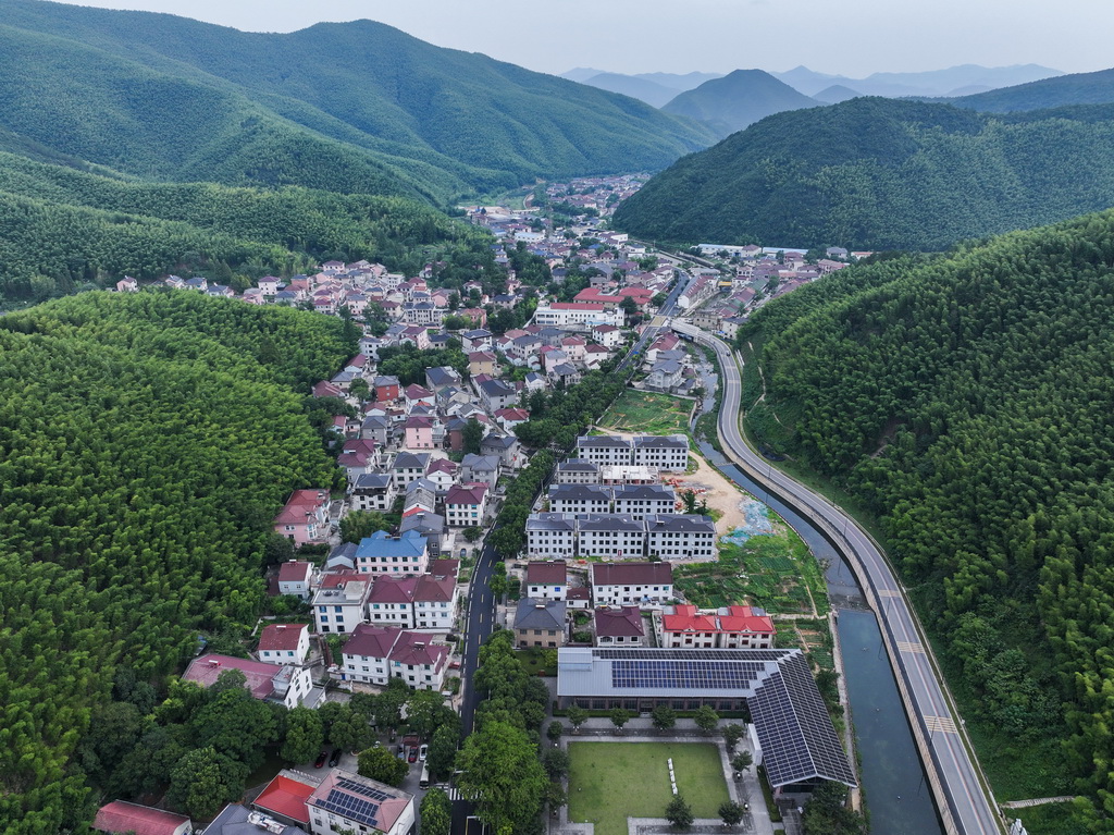 7月16日拍摄的长兴县煤山镇新川村（无人机照片）。新华社记者 徐昱 摄