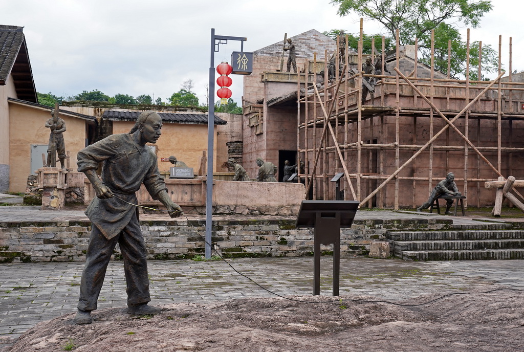这是位于龙南市关西镇的赣南围屋营造技艺展示馆内的雕塑（6月19日摄）。