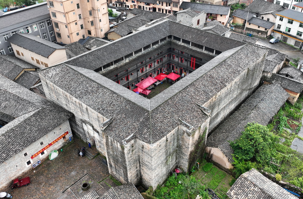 这是位于龙南市杨村镇的燕翼围（6月19日摄，无人机照片）。
