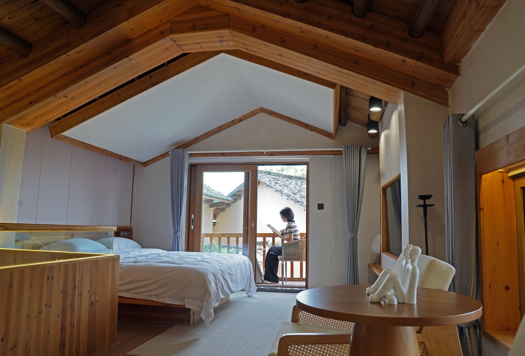 游客在龙南市关西镇的田心围民宿内休息（6月19日摄）。