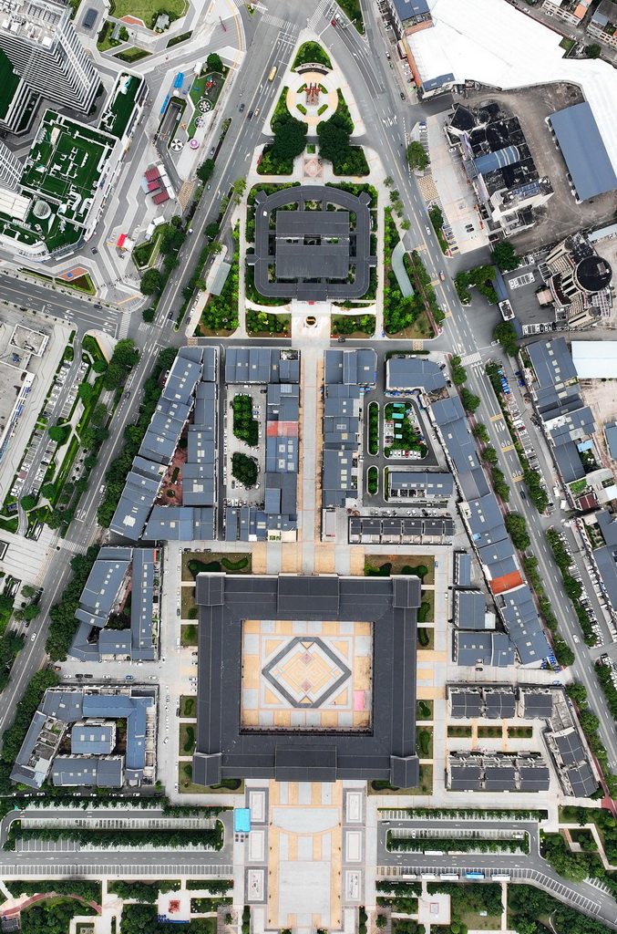 这是融入客家围屋建筑风格的龙南市世界客家民俗文化城（6月19日摄，无人机照片）。