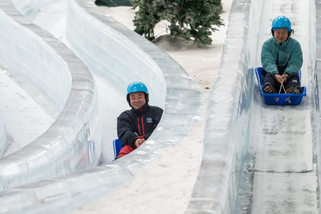 7月17日，游客在长沙湘江欢乐城欢乐雪域滑冰。