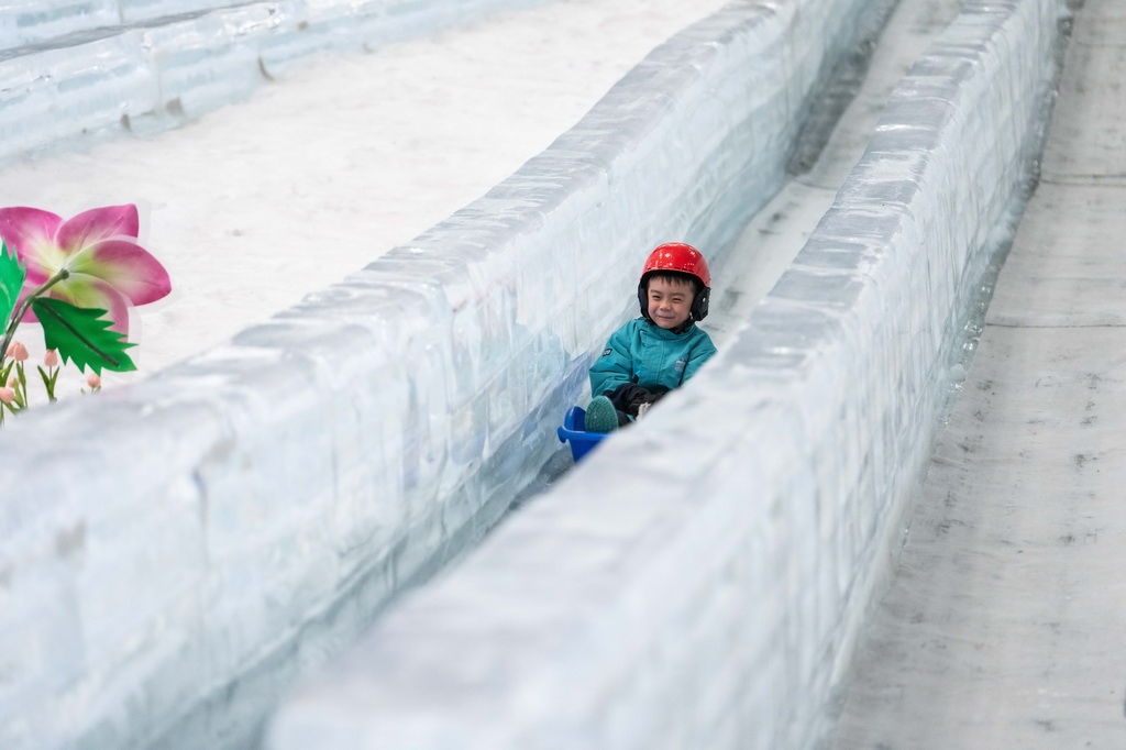 7月17日，游客在长沙湘江欢乐城欢乐雪域滑冰。