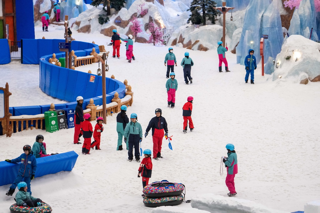 7月17日，游客在长沙湘江欢乐城欢乐雪域游玩。