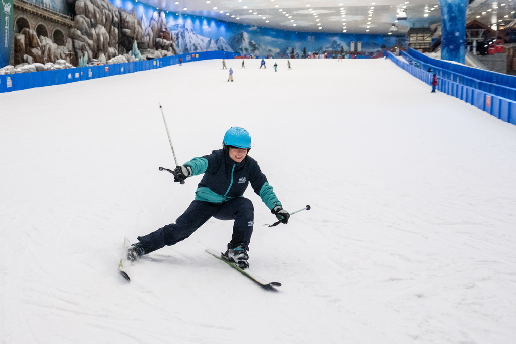 7月17日，游客在长沙湘江欢乐城欢乐雪域滑雪。