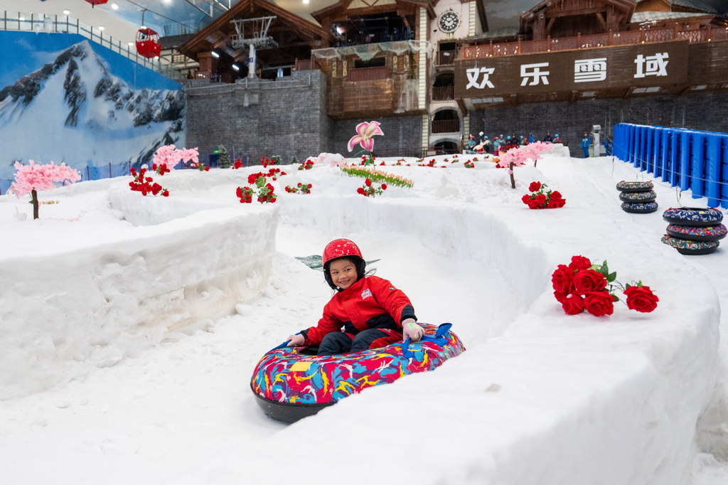 7月17日，游客在长沙湘江欢乐城欢乐雪域体验娱雪滑道。