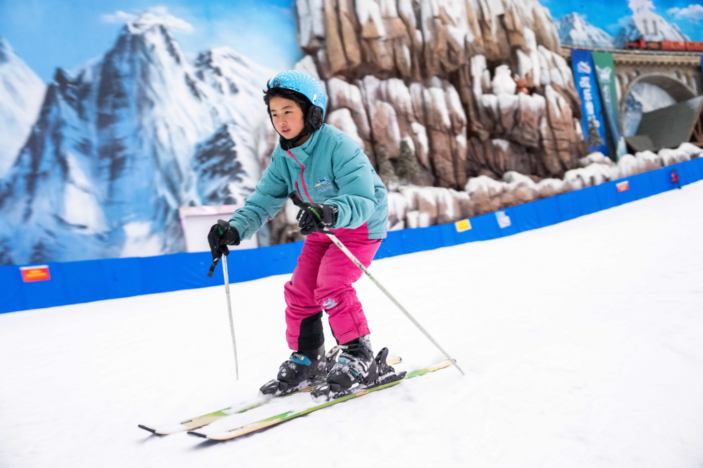 7月17日，游客在长沙湘江欢乐城欢乐雪域滑雪。