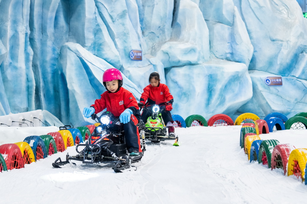 7月17日，游客在长沙湘江欢乐城欢乐雪域游玩。