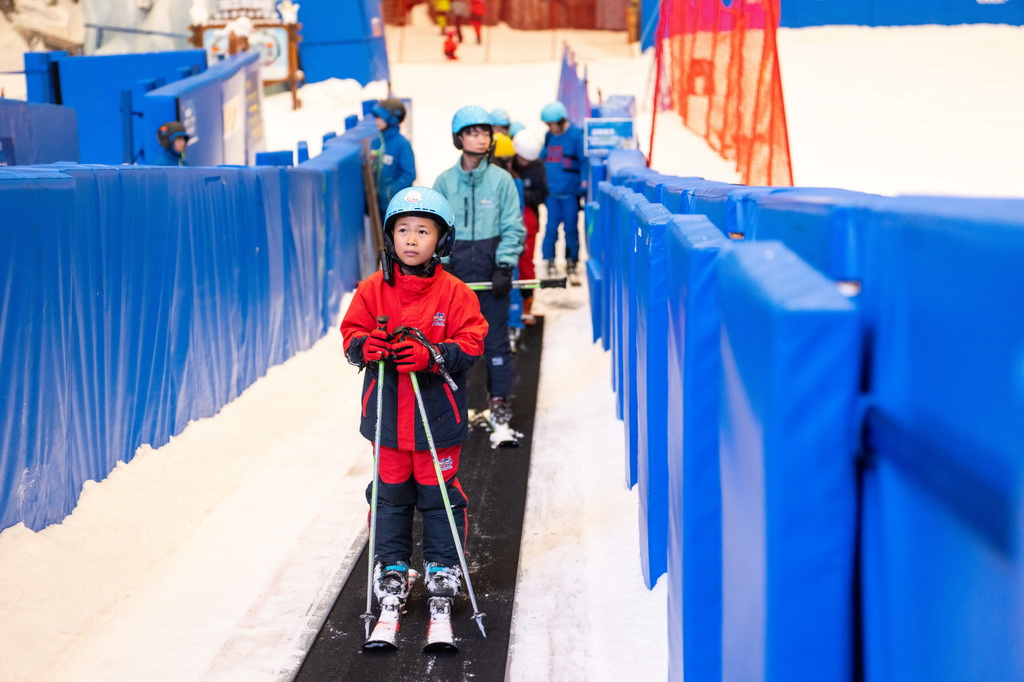 7月17日，游客在长沙湘江欢乐城欢乐雪域游玩。