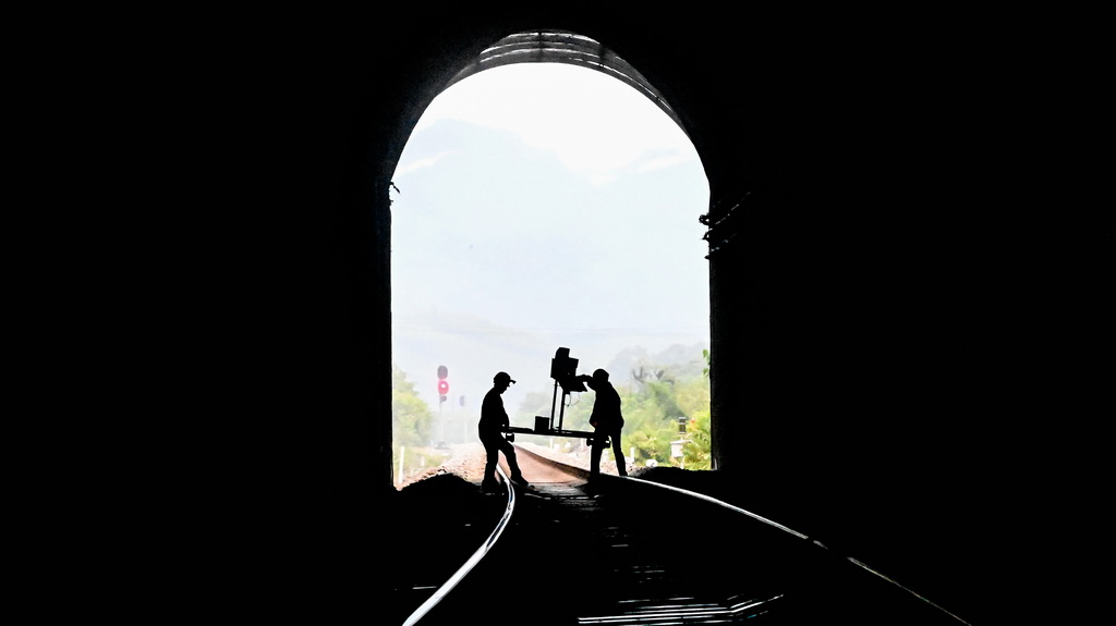 桥隧工人巡检隧道（7月16日摄）。