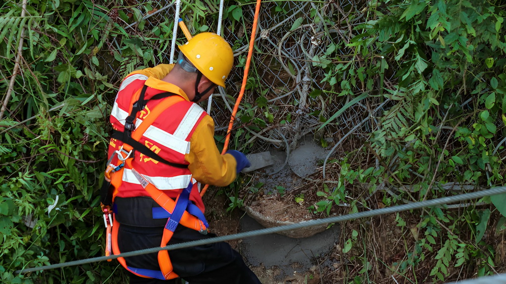 桥隧工人对隧道顶部危石隐患点进行加固（7月15日摄，无人机照片）。