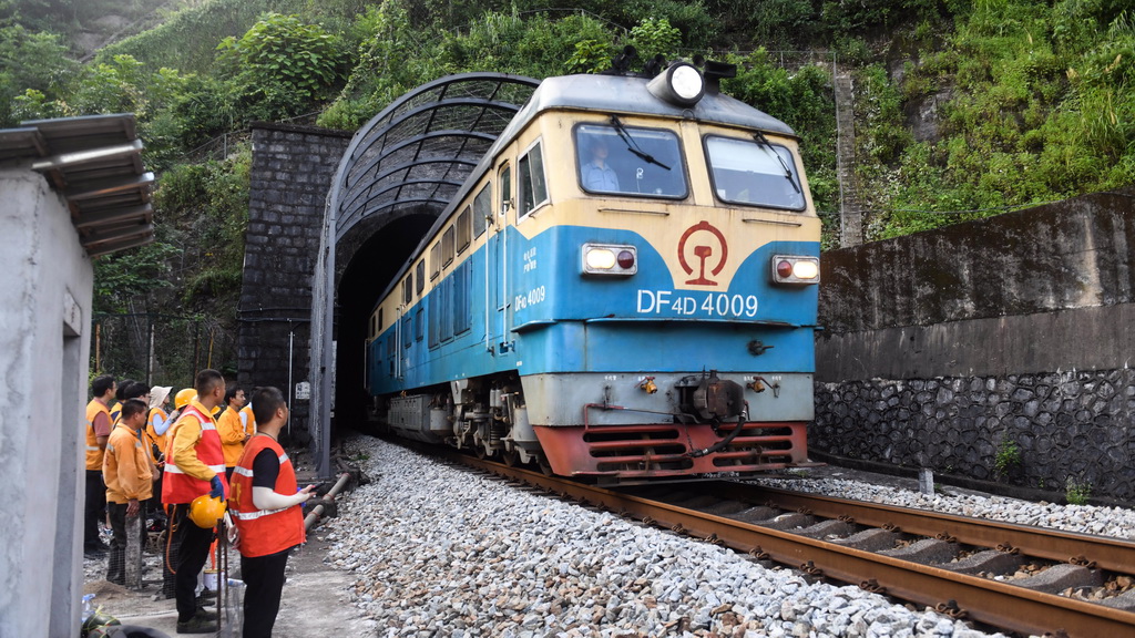 桥隧工人在隧道口立岗接车（7月16日摄）。