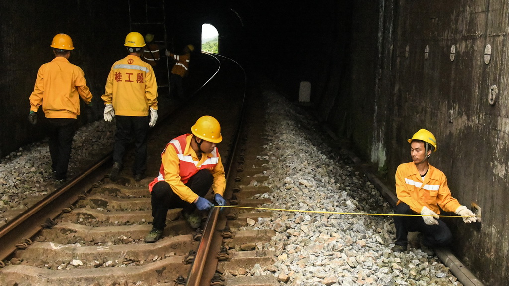桥隧工人巡检隧道（7月16日摄）。