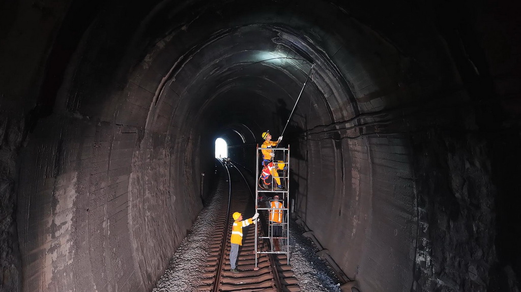 桥隧工人巡检隧道（7月16日摄）。