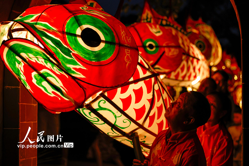 安徽黄山：鱼灯夜游会点亮古村夏夜【2】