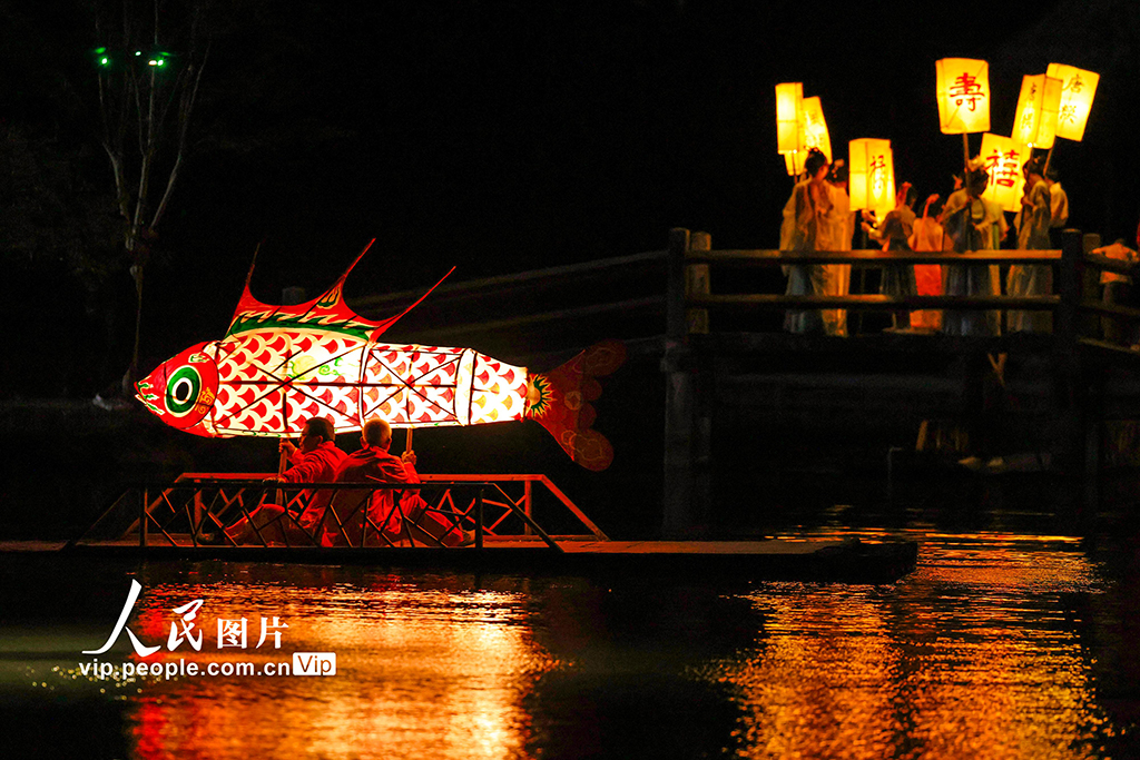 安徽黄山：鱼灯夜游会点亮古村夏夜【3】