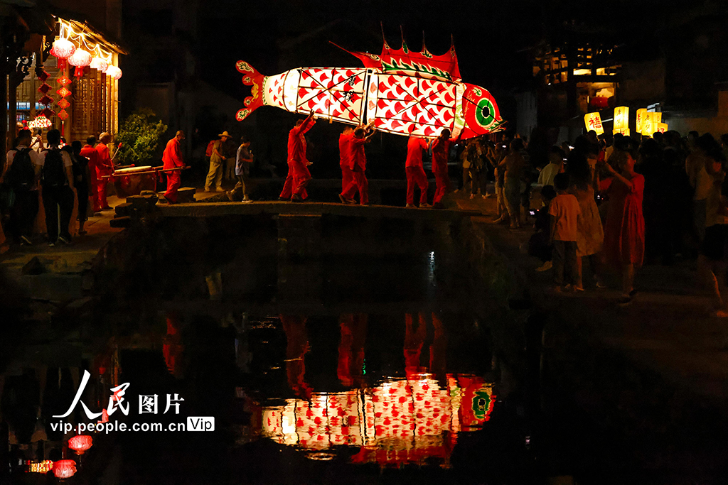安徽黄山：鱼灯夜游会点亮古村夏夜【4】