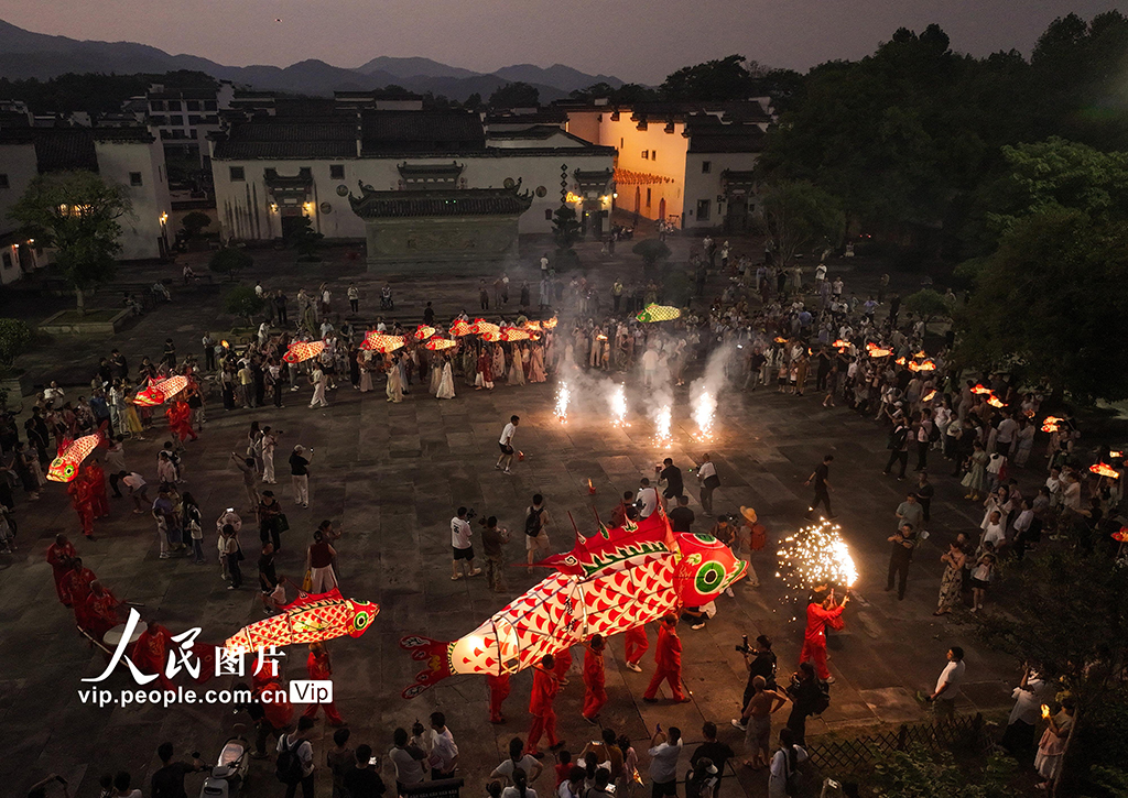 安徽黄山：鱼灯夜游会点亮古村夏夜【6】