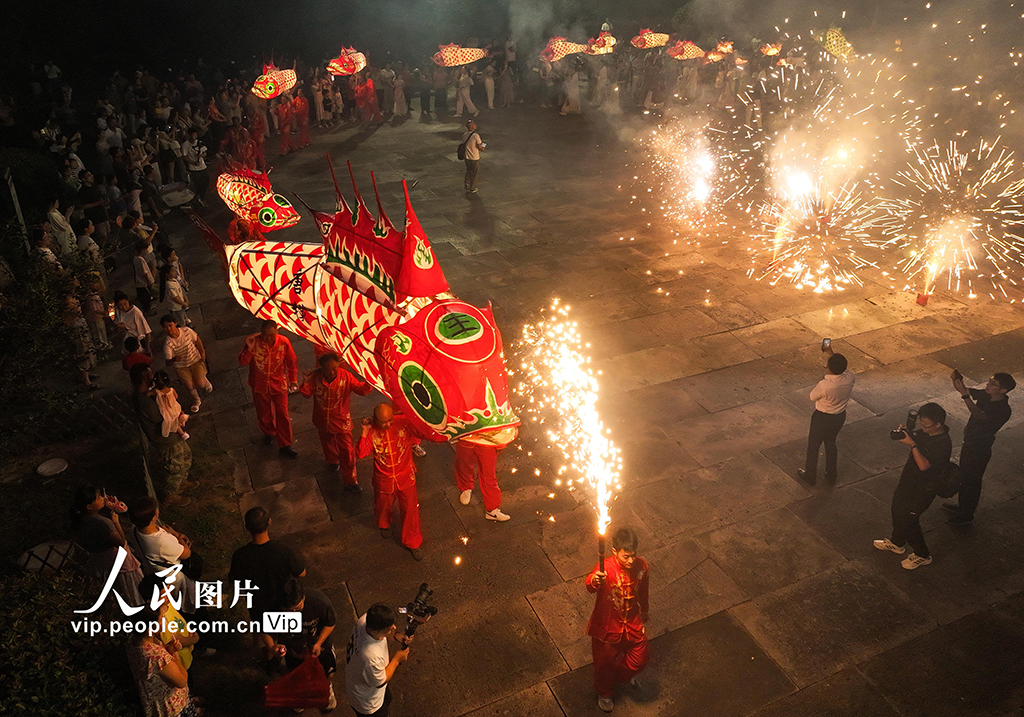 安徽黄山：鱼灯夜游会点亮古村夏夜【7】