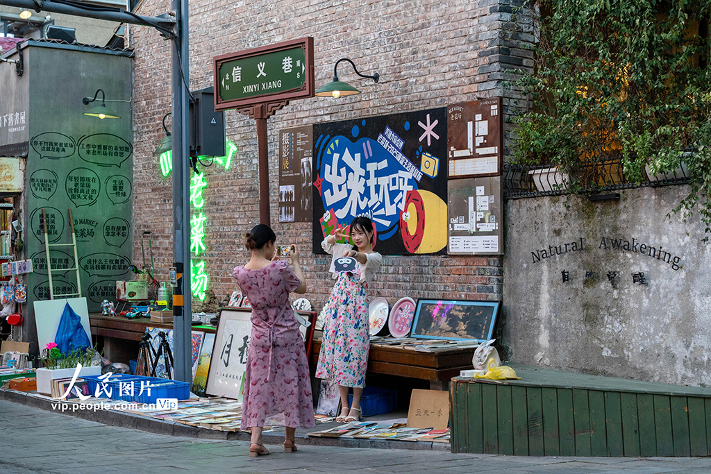 陕西西安：文化创意街区人气旺【3】