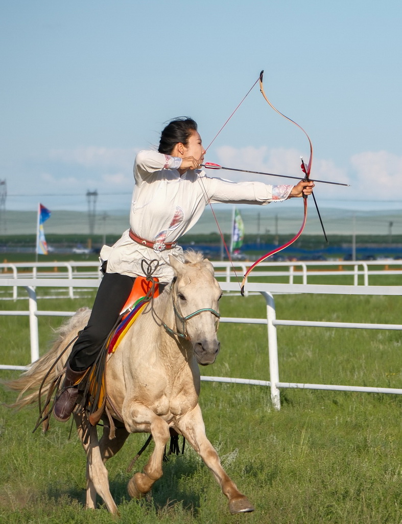 7月20日，选手在骑射比赛中拉弓射箭。