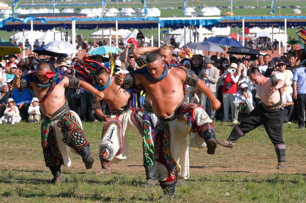 7月20日，选手们在搏克比赛中“鹰步”登场。