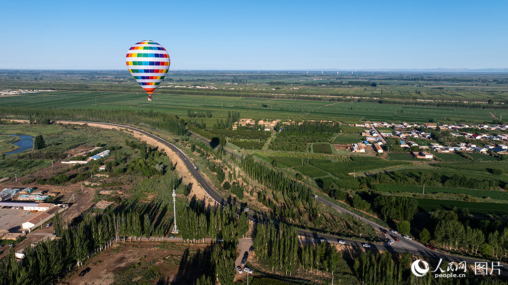 7月20日，内蒙古自治区磴口县比赛现场，参赛热气球在比赛中。