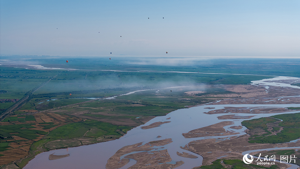 7月20日，内蒙古自治区磴口县比赛现场，各参赛热气球在比赛中。