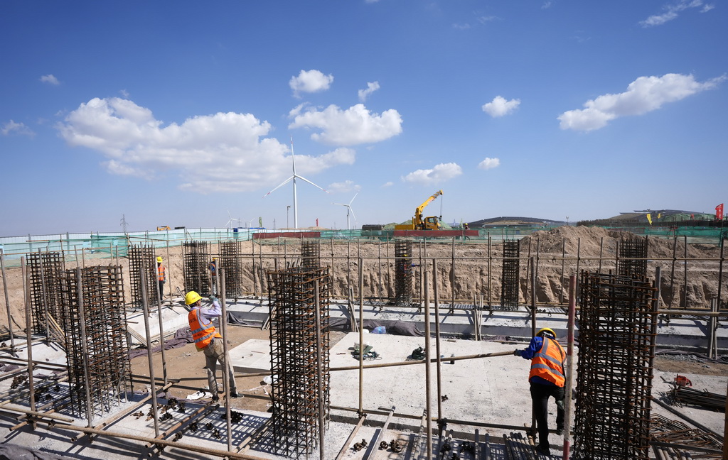 7月21日，中铁十一局工人在中卫300万千瓦光伏绿电项目3号330千伏变电站建设现场施工。