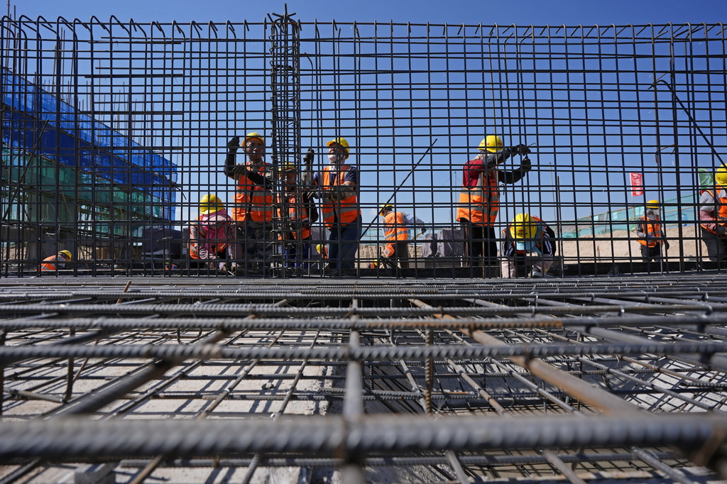 7月21日，中铁十一局工人在中卫300万千瓦光伏绿电项目3号330千伏变电站建设现场施工。