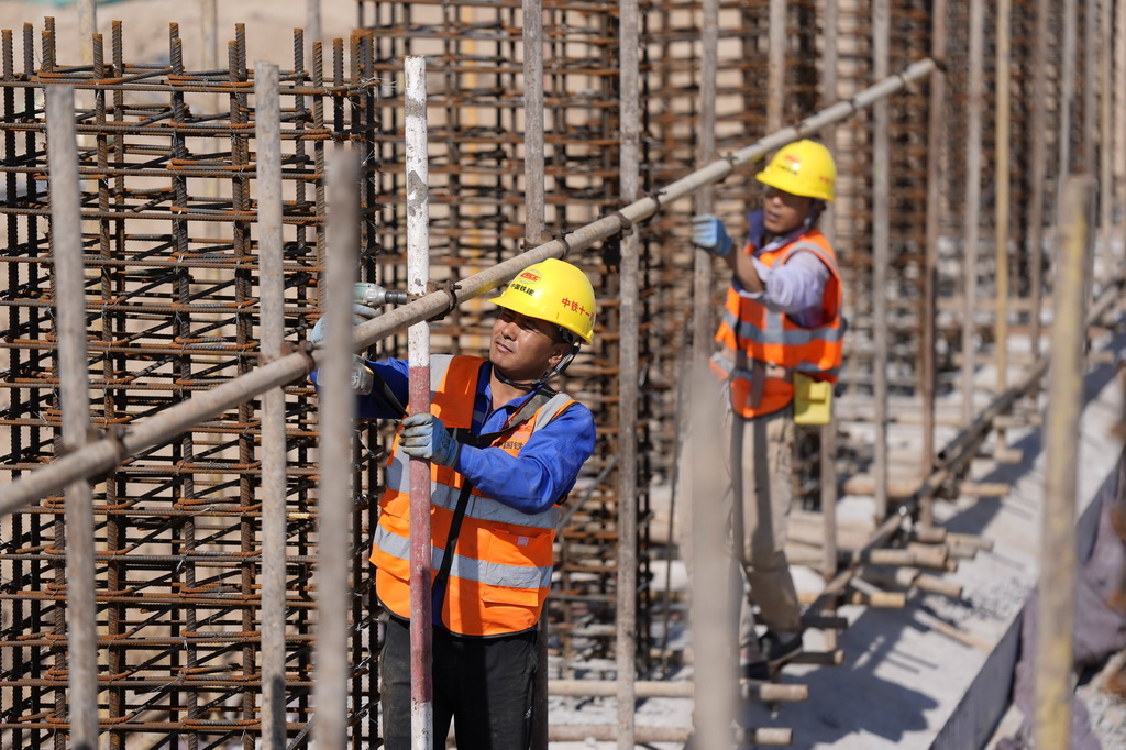 7月21日，中铁十一局工人在中卫300万千瓦光伏绿电项目3号330千伏变电站建设现场施工。