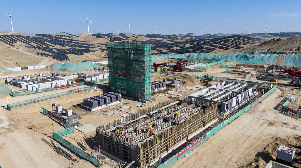 7月21日，中铁十一局工人在中卫300万千瓦光伏绿电项目2号330千伏变电站建设现场施工（无人机照片）。