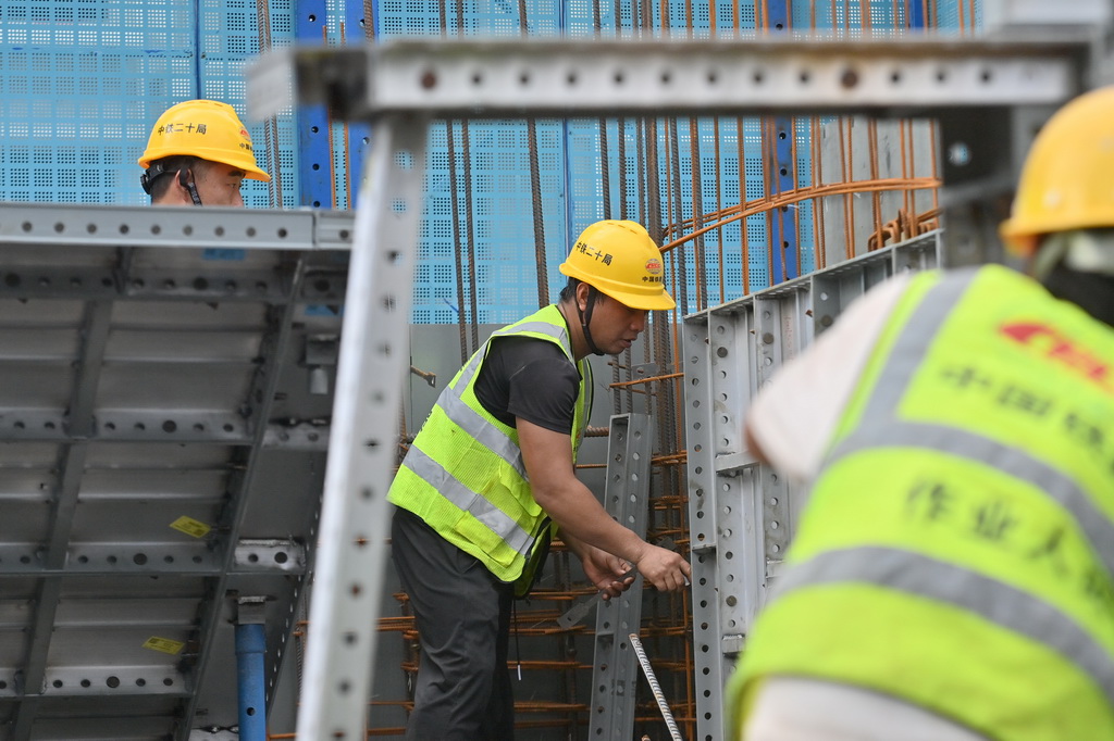 7月21日，中铁二十局工人在南宁市鸡村城中村改造项目建设现场施工作业。