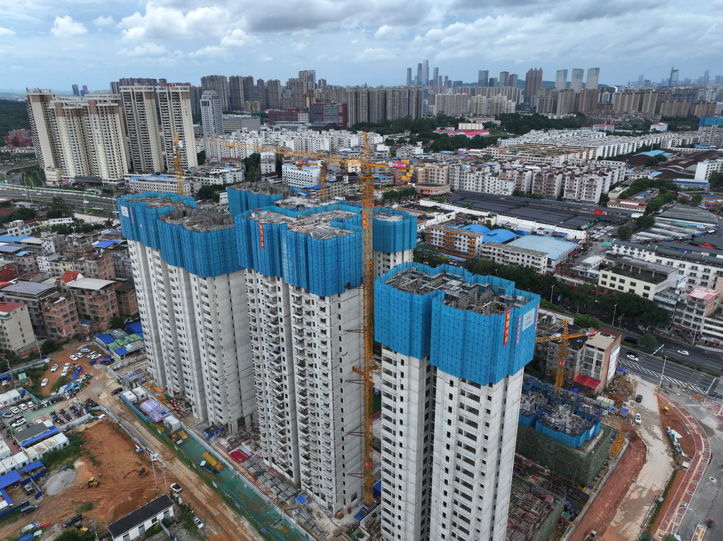 这是7月21日拍摄的南宁市鸡村城中村改造项目建设现场（无人机照片）。