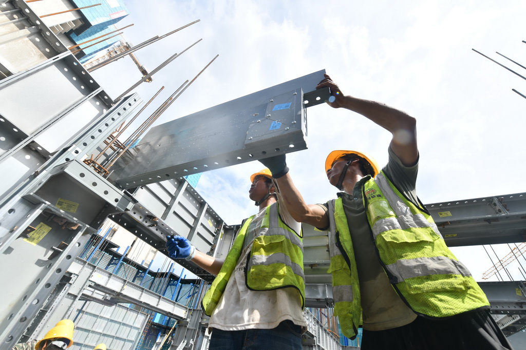 7月21日，中铁二十局工人在南宁市鸡村城中村改造项目建设现场施工作业。