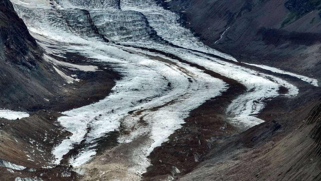 空中俯瞰祥格拉冰川（7月20日摄，无人机照片）。
