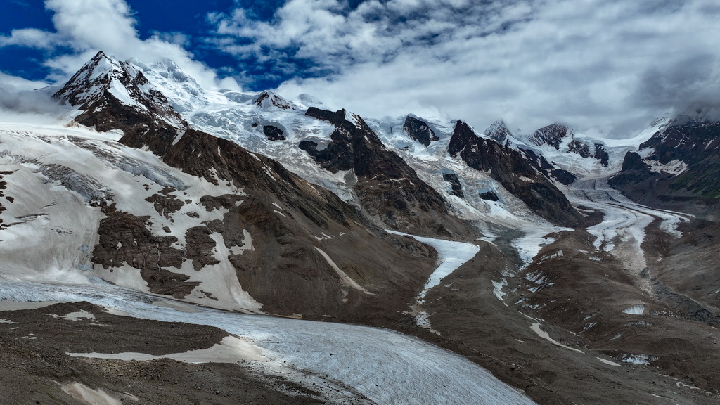 空中俯瞰祥格拉冰川（7月20日摄，无人机照片）。