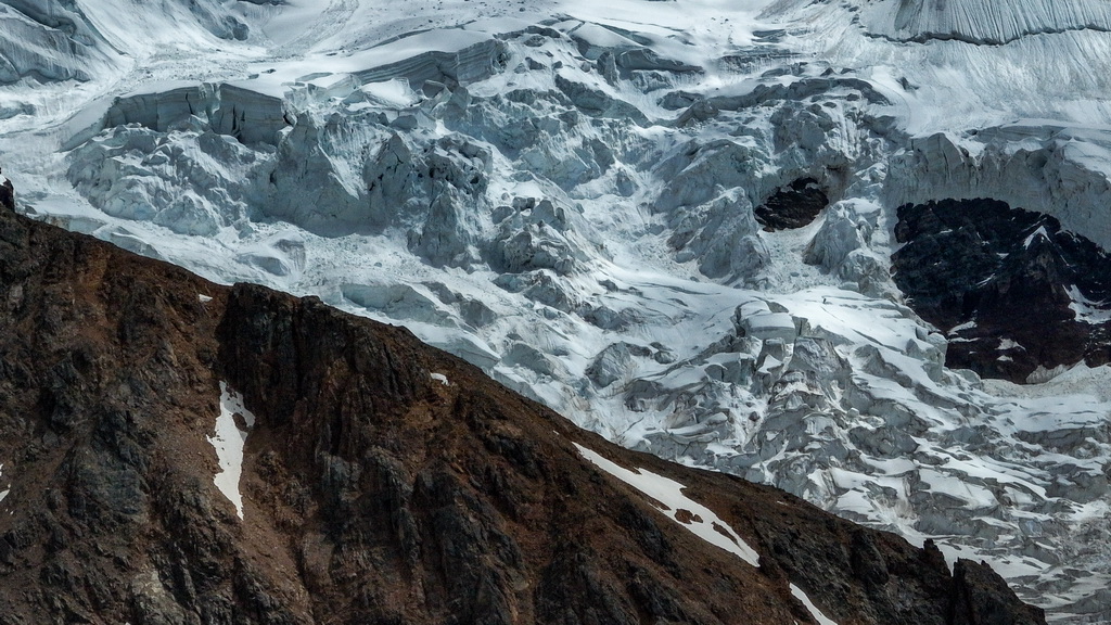 空中俯瞰祥格拉冰川（7月20日摄，无人机照片）。
