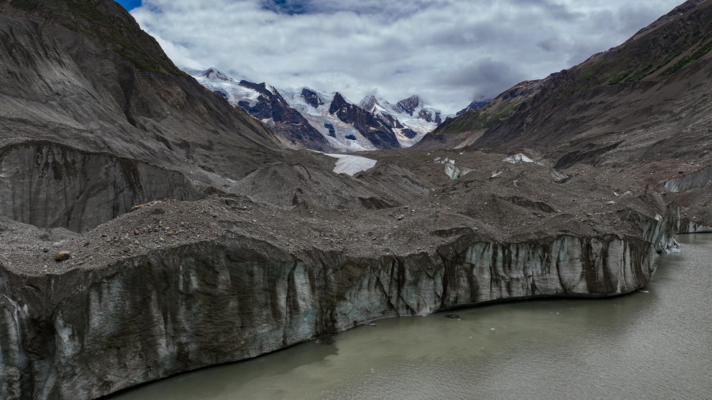 祥格拉冰川冰舌末端（7月20日摄，无人机照片）。