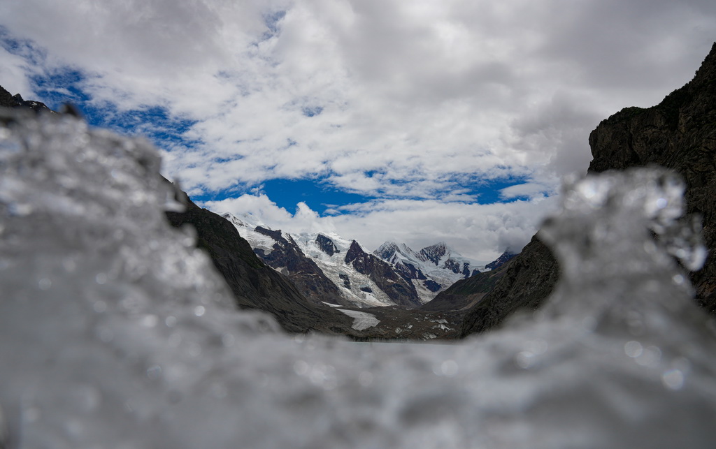 位于西藏昌都市边坝县普玉村境内的祥格拉冰川（7月20日摄）。