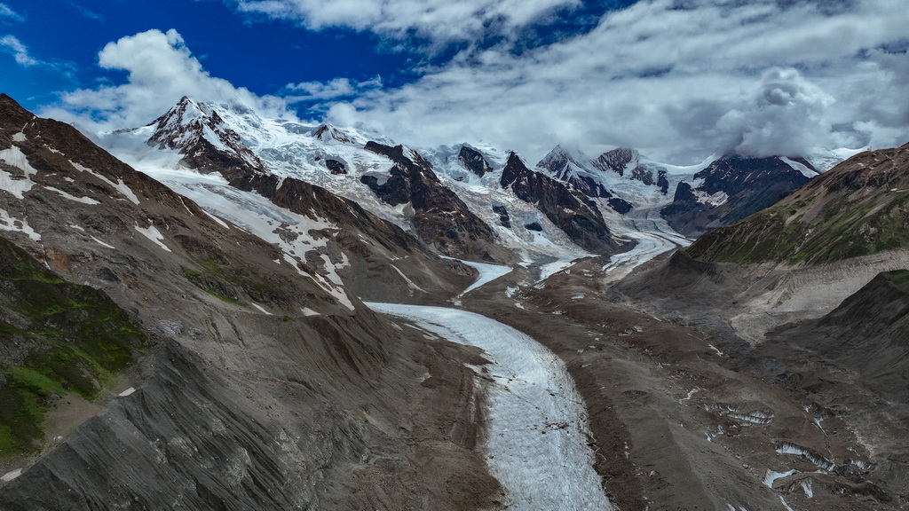 空中俯瞰祥格拉冰川（7月20日摄，无人机照片）。