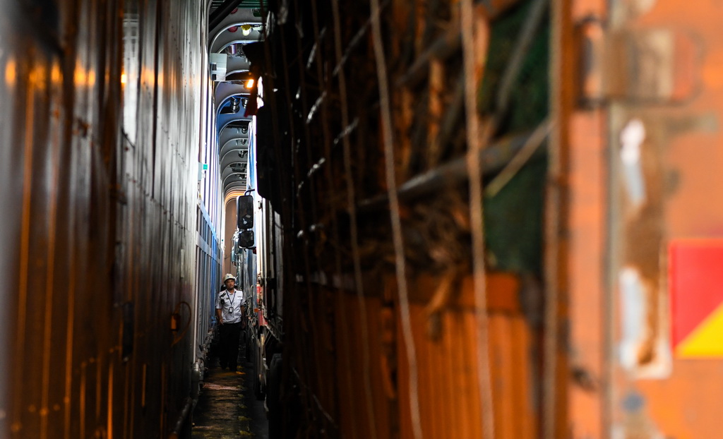 7月22日，在海口市秀英港，海口海事局工作人员在客滚船上进行开航前检查。