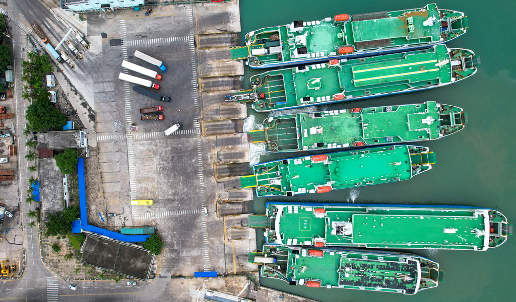 7月22日，在海口市秀英港，车辆有序驶入客滚船（无人机照片）。