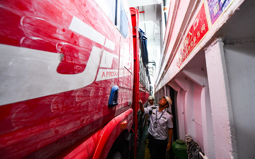 7月22日，在海口市秀英港，海口海事局工作人员在客滚船上进行开航前检查。