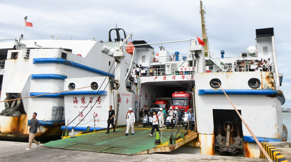7月22日，在海口市秀英港，旅客有序离开客滚船。