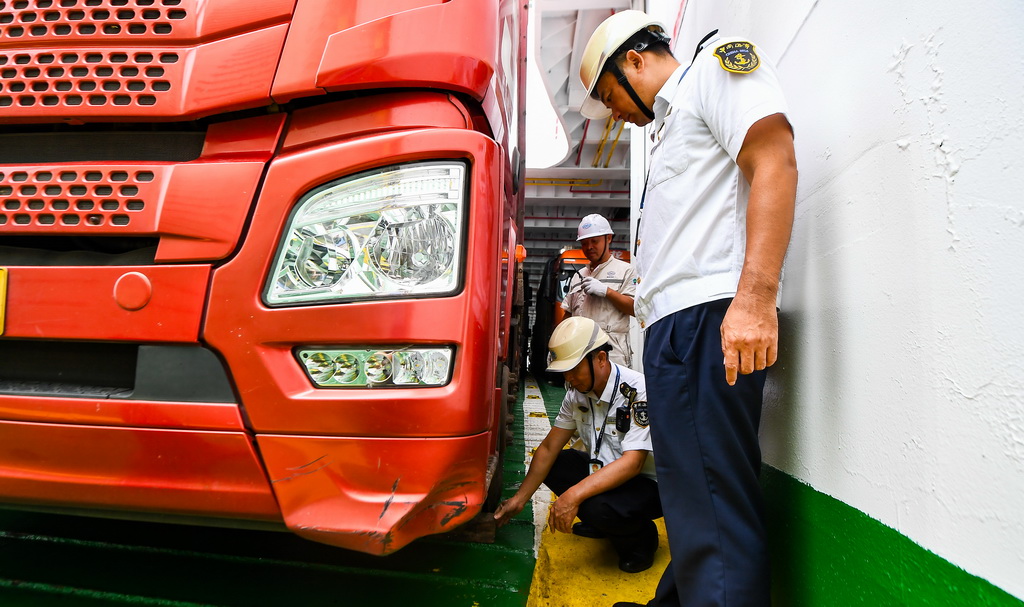 7月22日，在海口市秀英港，海口海事局工作人员在客滚船上进行开航前检查。