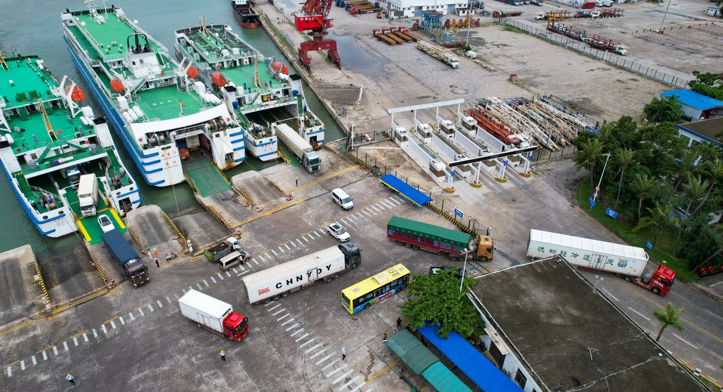 7月22日，在海口市秀英港，车辆有序驶离客滚船（无人机照片）。